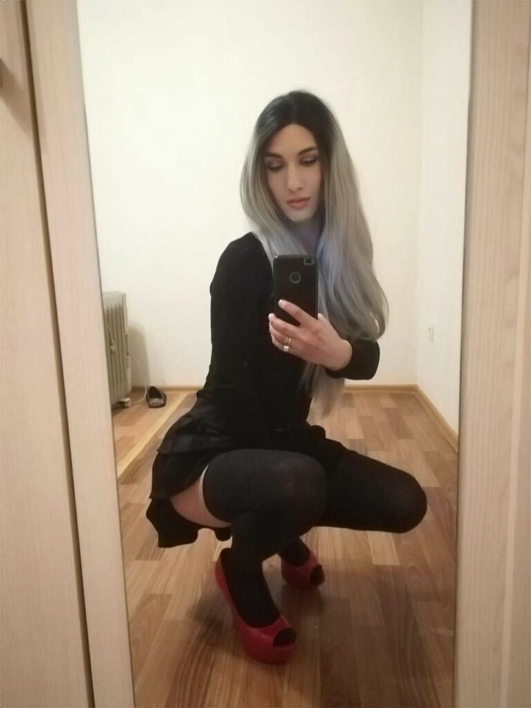 Үйде екі адам әйелін сиқытады