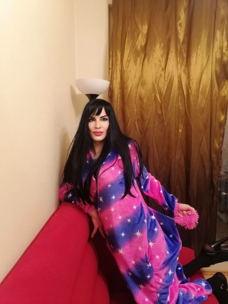 Интернетте жасырын дәретхана секс камерасы