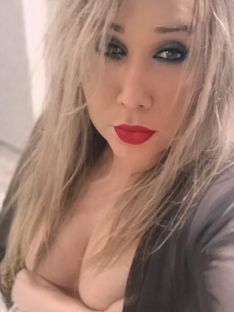 Көпшілік қыздың ішіне кіреді (бейнені қараңыз)