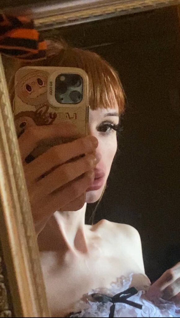 Сынықпен жыныстық қатынас Брюнетка киімін шешіп, минет жасады